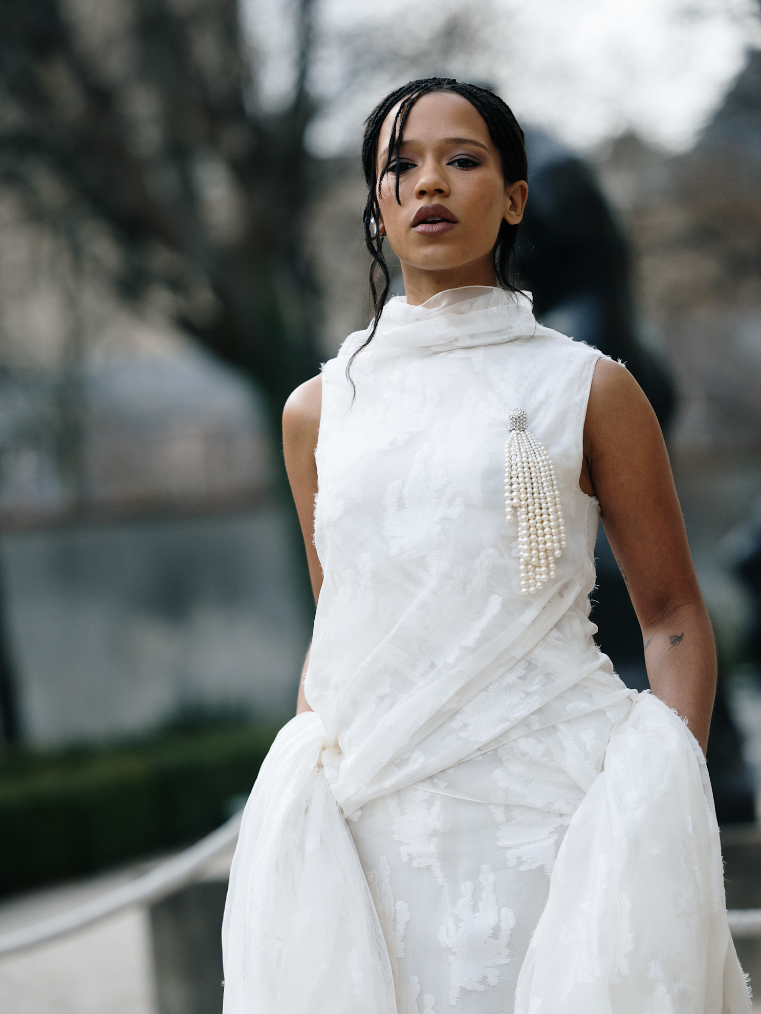 اطلالة Taylor Russell بخطوط الظلال السوداء