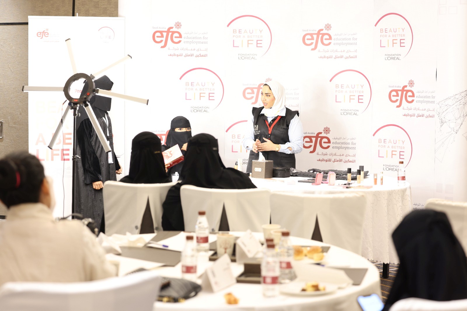  يوفّر البرنامج تدريباً مجانياً عالي الجودة في قطاع الجمال للأفراد الذين يواجهون تحديات مهنية أو اجتماعية