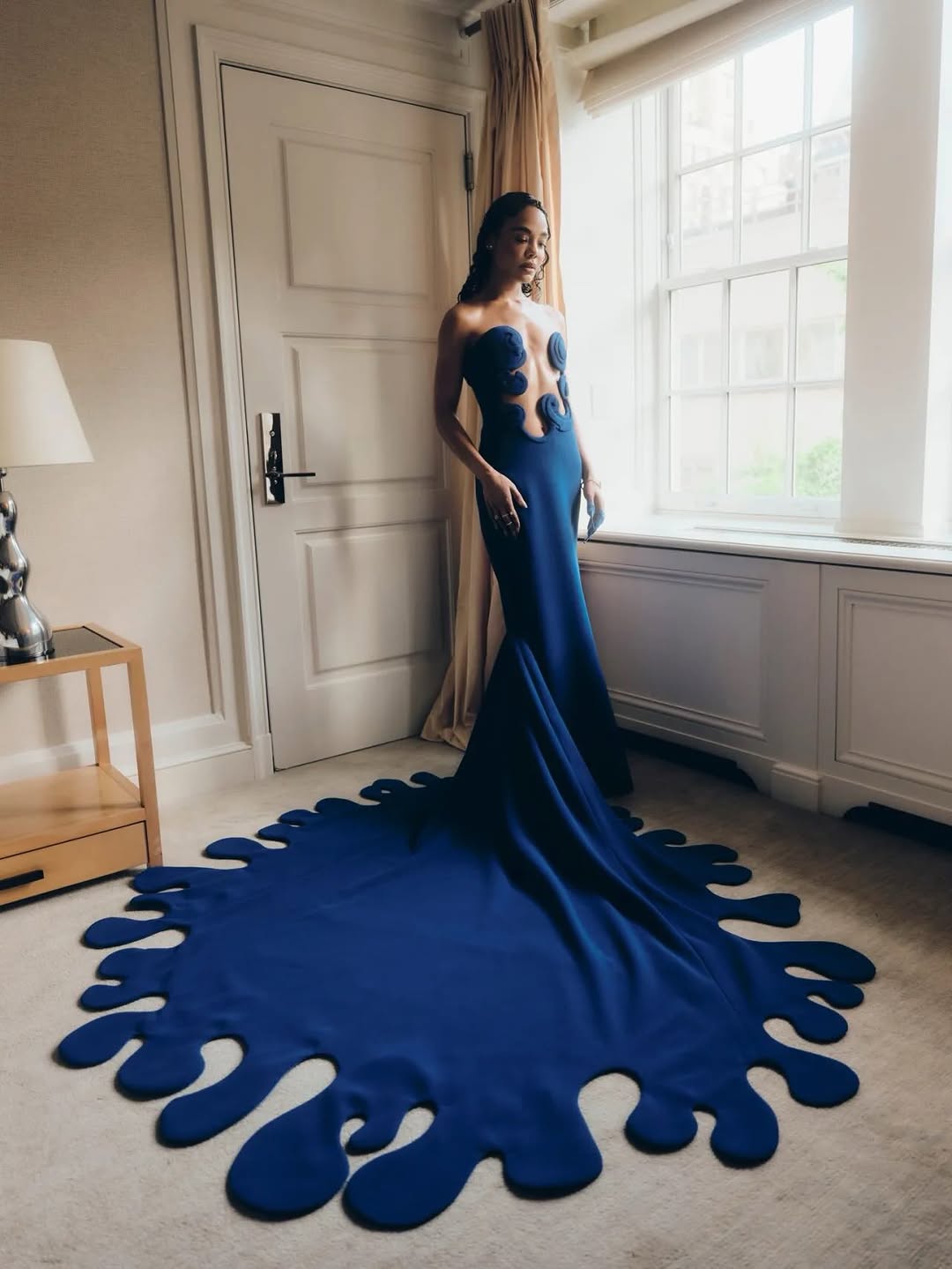 أظافر Tessa Thompson بتأثير الغمس الأزرق المستوحى من الفن