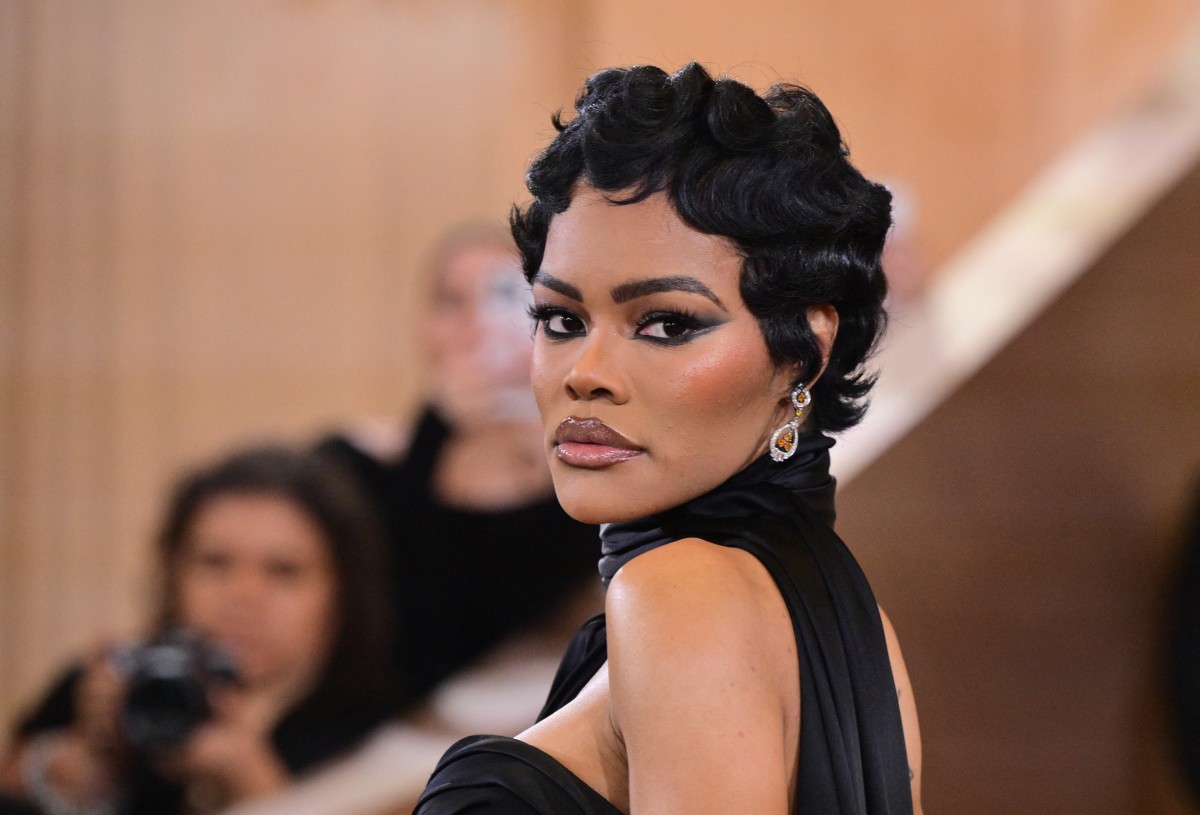 اطلالة Teyana Taylor برسمات المكياج السموكي