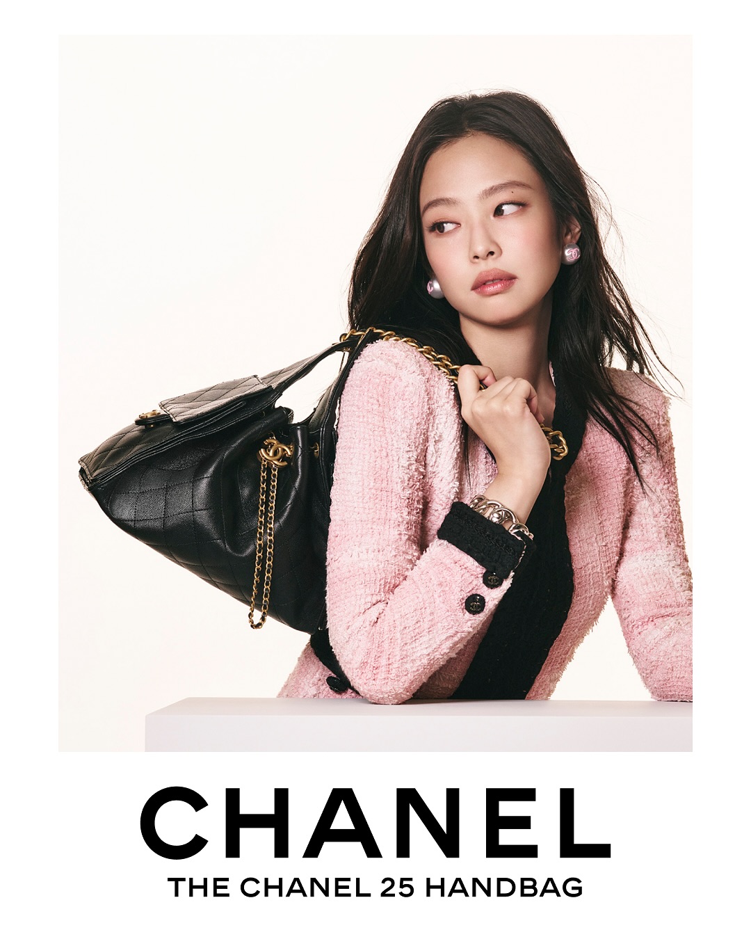 Jennie Kim متألقة بحقيبة Chanel 25 في الحملة الاعلانية