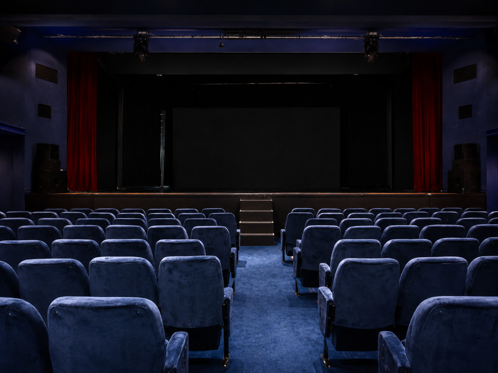 كوين إليزابيث 2 تقدم تجربة سيلفر سكرين السينمائية وإقامة فندقية خاصة احتفاءً بشهر المرأة الإماراتية