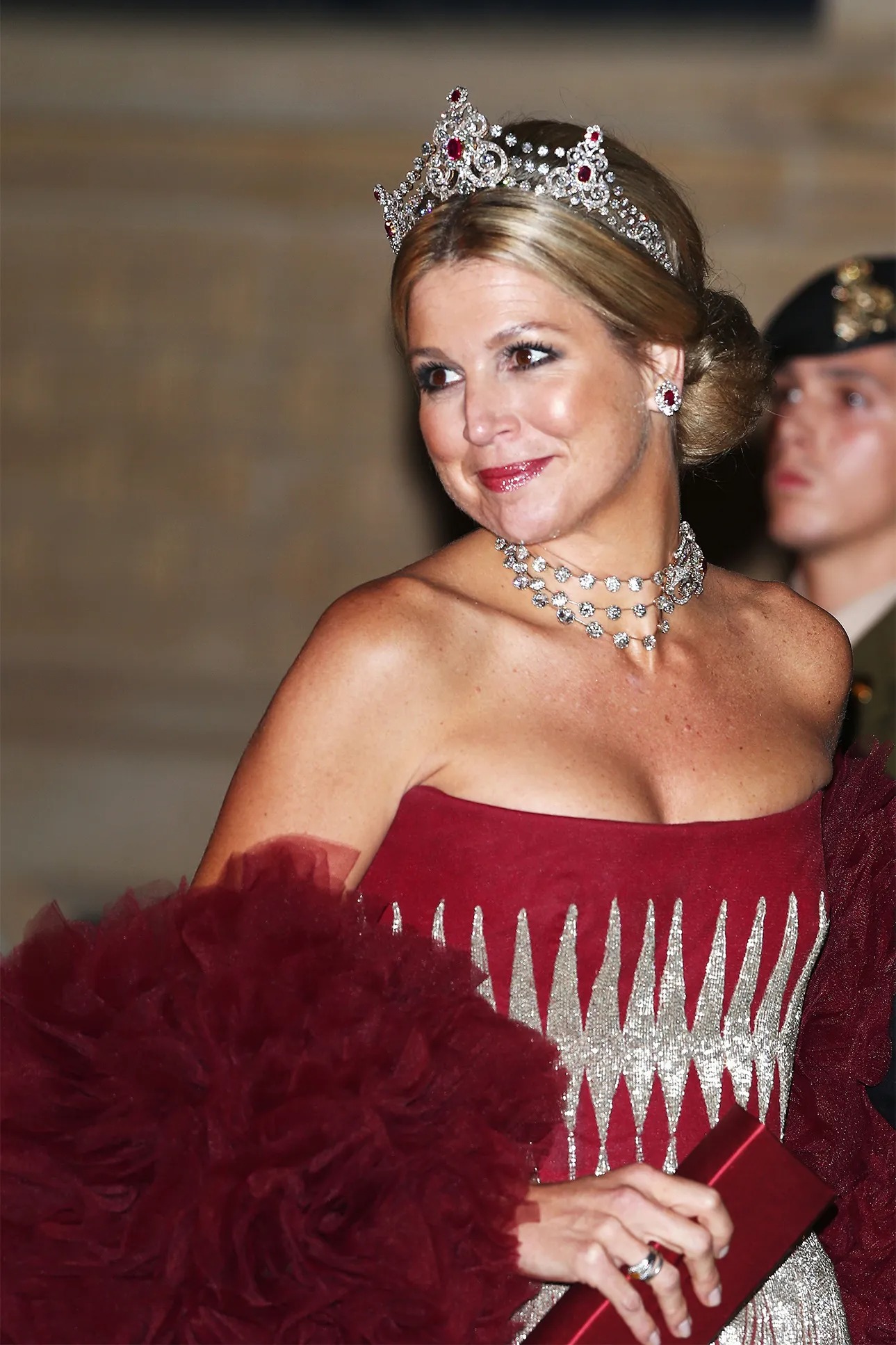 الأميرة كاتارينا أماليا تنافس والدتها الملكة ماكسيما في براعة التيجان المليكة