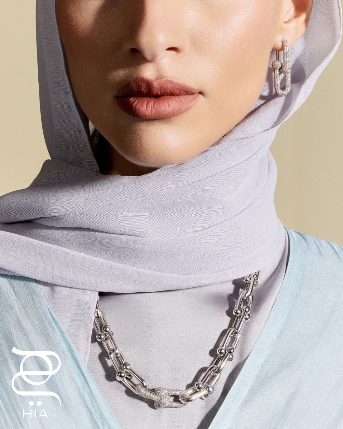 أقراط حجم كبير بتصميم ‏Link‏ من الذهب الأبيض مرصّعة بالألماس عقد بتصميم ‏Link‏ المتدرج من الذهب الأبيض ومرصّع بألماس البافيه من مجموعة ‏Tiffany HardWear العباية من ‏Studio MNEIAE