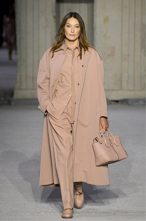 "كارلا بروني" Burni Carla في عرض أزياء"تودس" TOD’S 2022