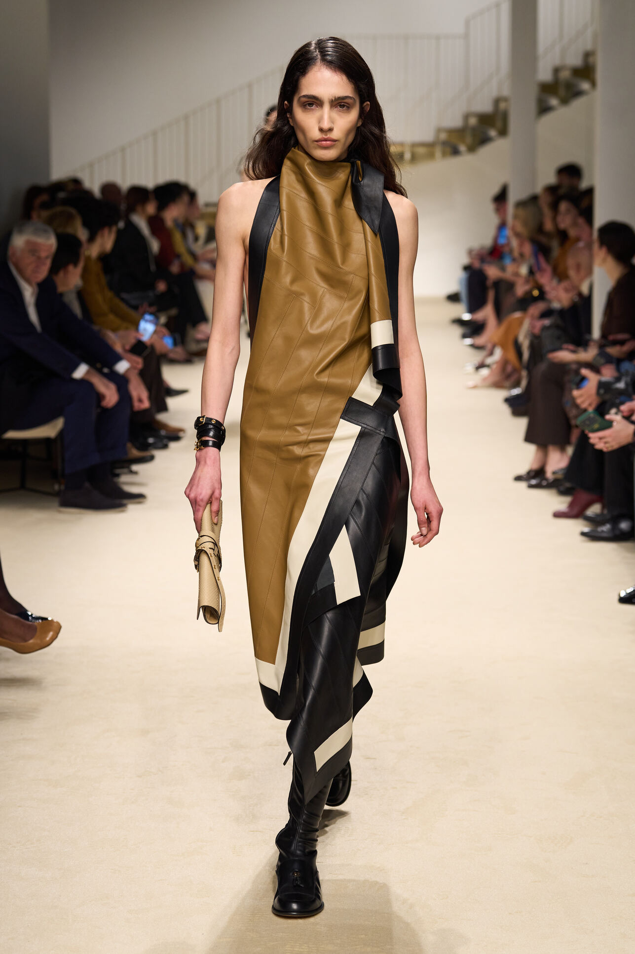 موضة فساتين الجلد الهندسية