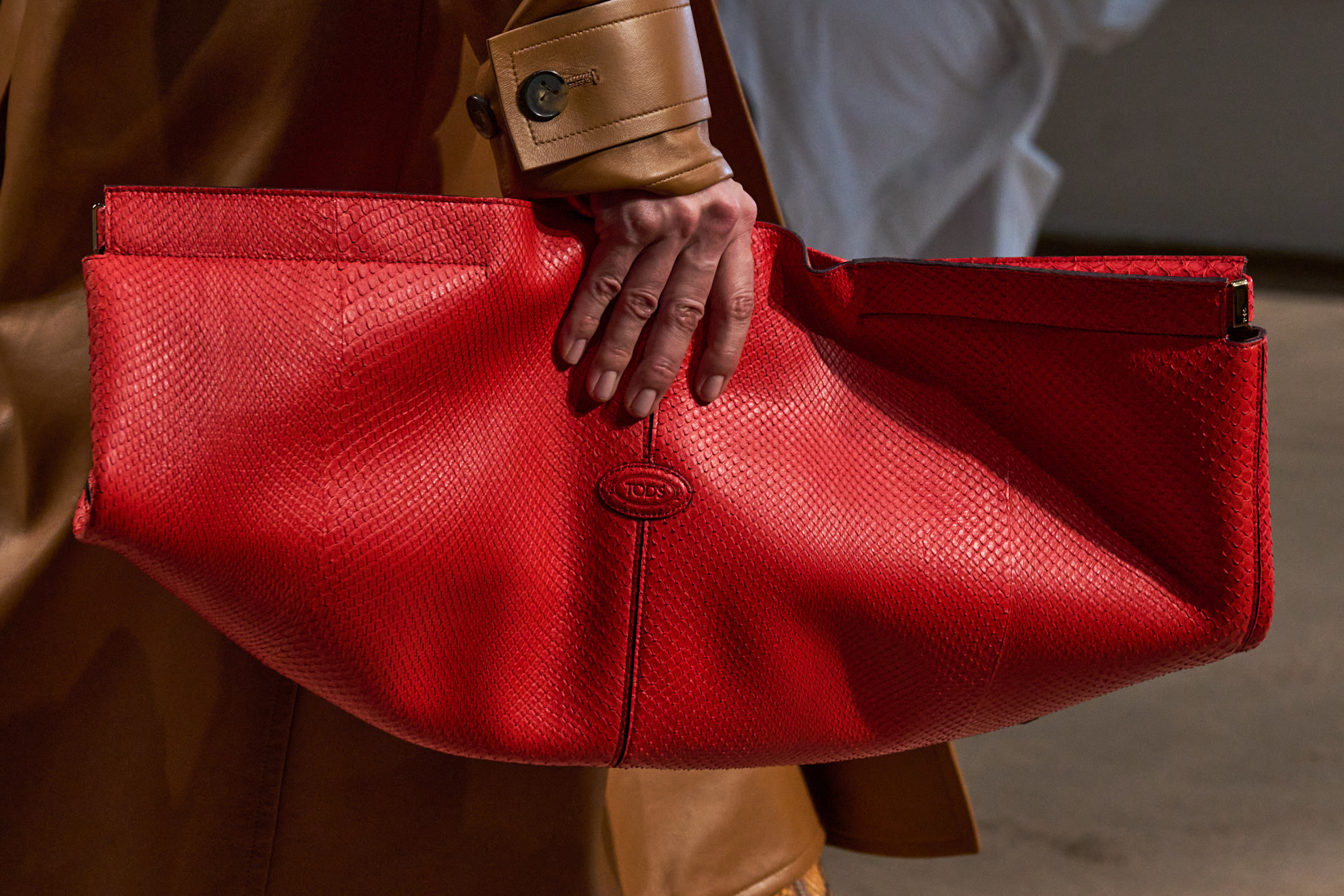 حقيبة يد عريضة من Tod’s مناسبة لإطلالاتك النهارية والمسائية على حدّ سواء