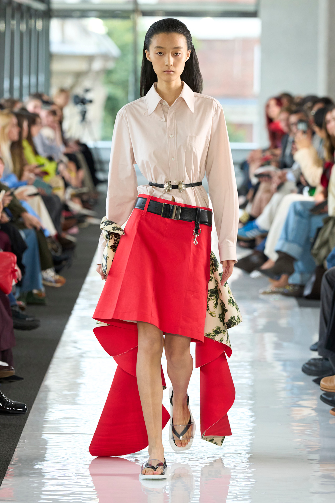 تنورة بقصّة هندسية من Toga من مجموعة الأزياء الجاهزة لربيع وصيف 2026