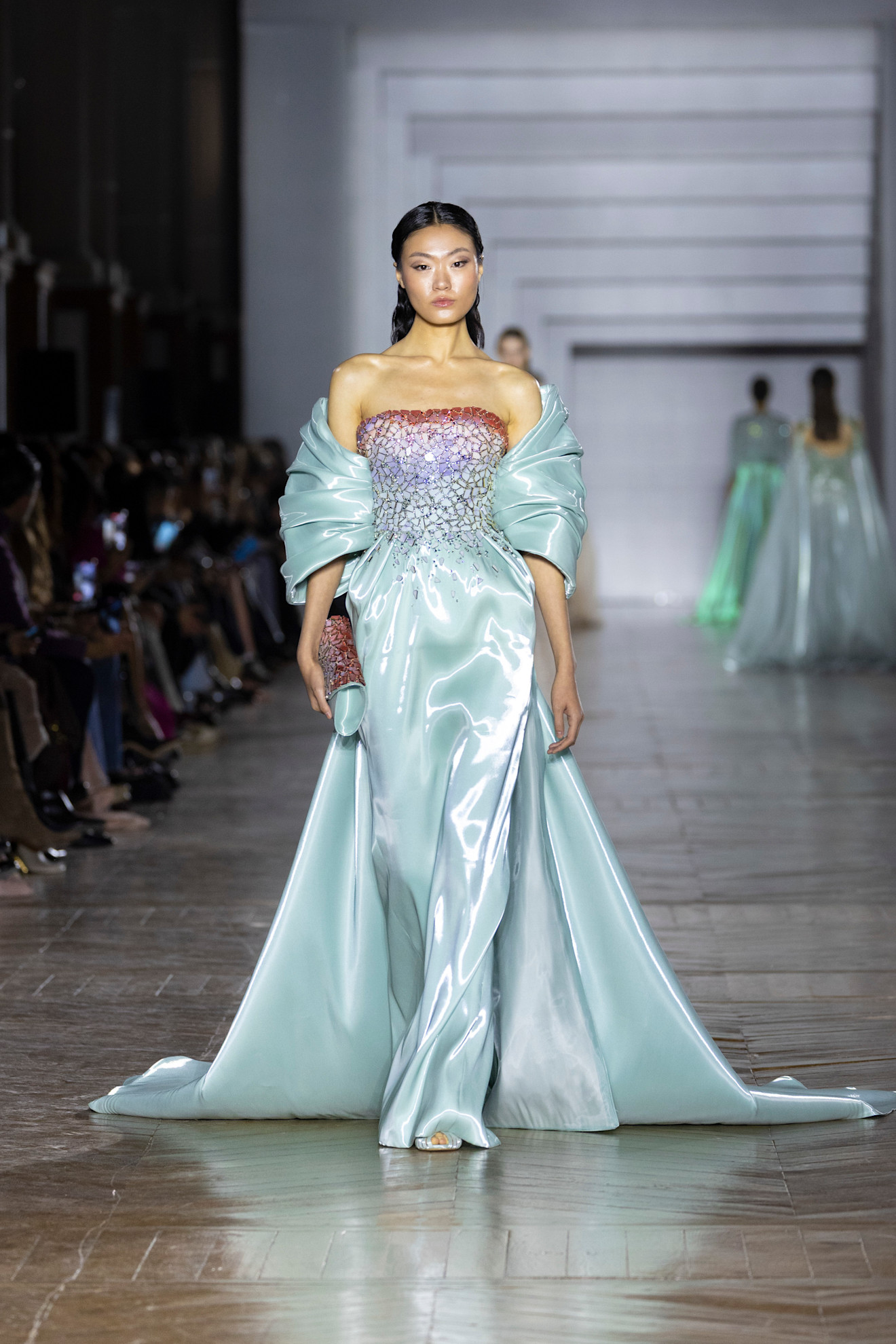 Tony Wardفستان سهرة لوالدة العروس بلون زاهي من تصميم