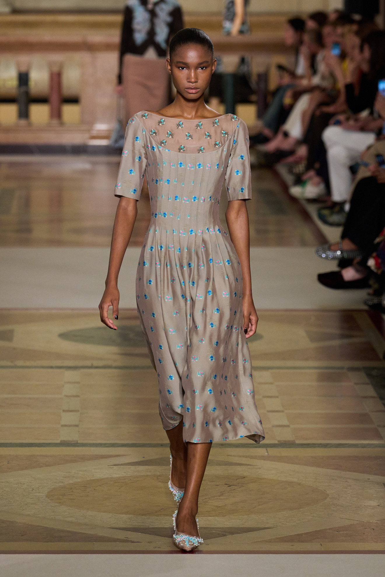 Tory Burch فستان ناعم لإطلالة العيد من