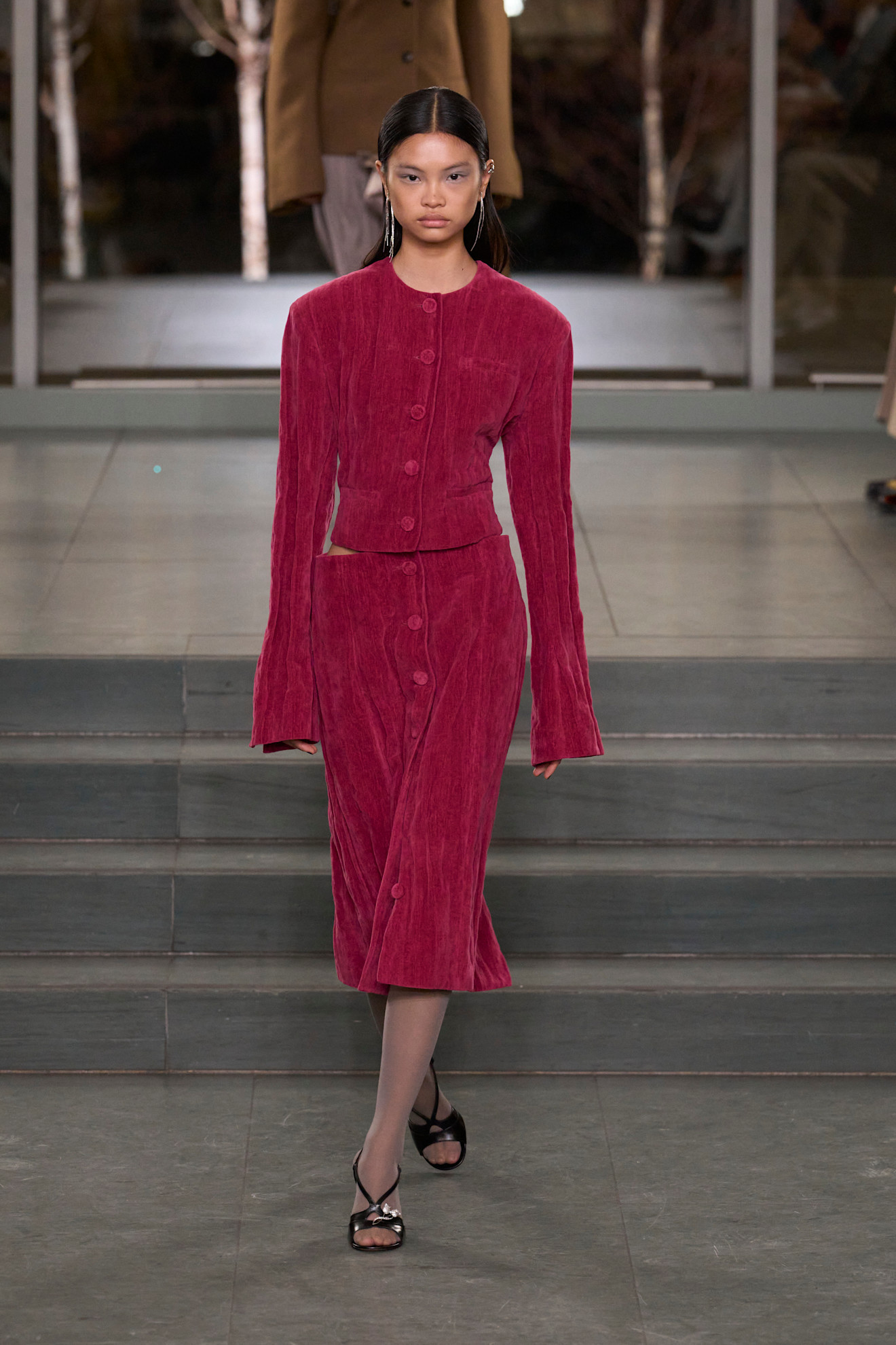  أما إذا كنت من محبات الإطلالات الملوّنة القوية فاختاري تصميم كـ Tory Burch بالشامواه الزهري الصارخ