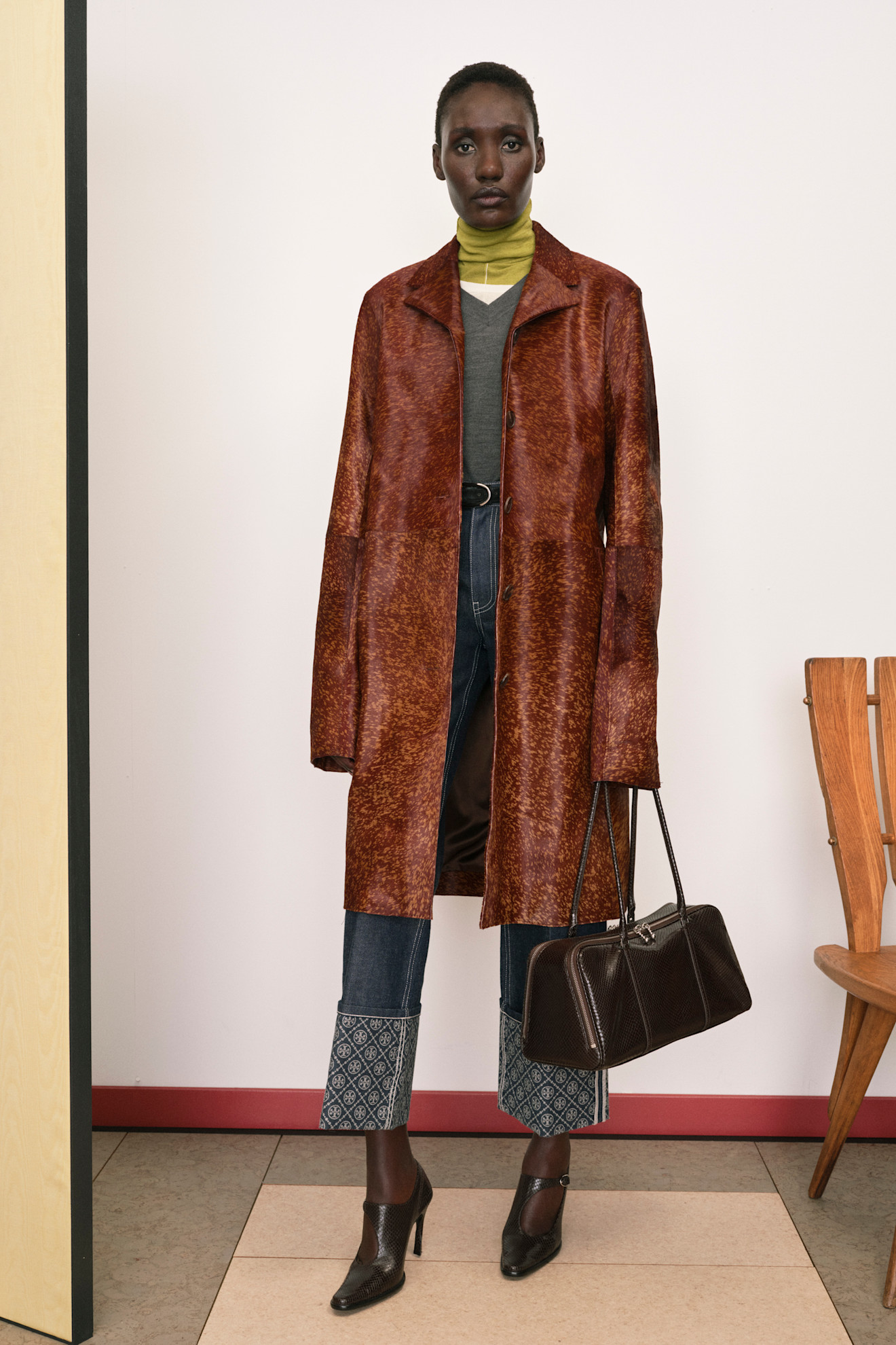 كنزة بياقة عالية من"توري بورش" Tory Burch تشكّل قاعدة مثالية لإطلالات متعددة