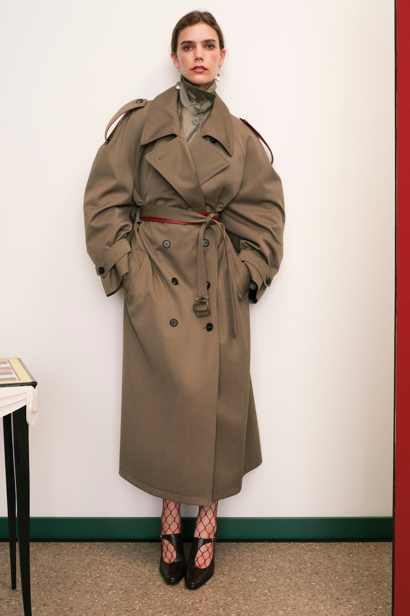 معطف ترانش من "توري بورش" Tory Burch يجمع بين الكلاسيكية والعملية اليومية