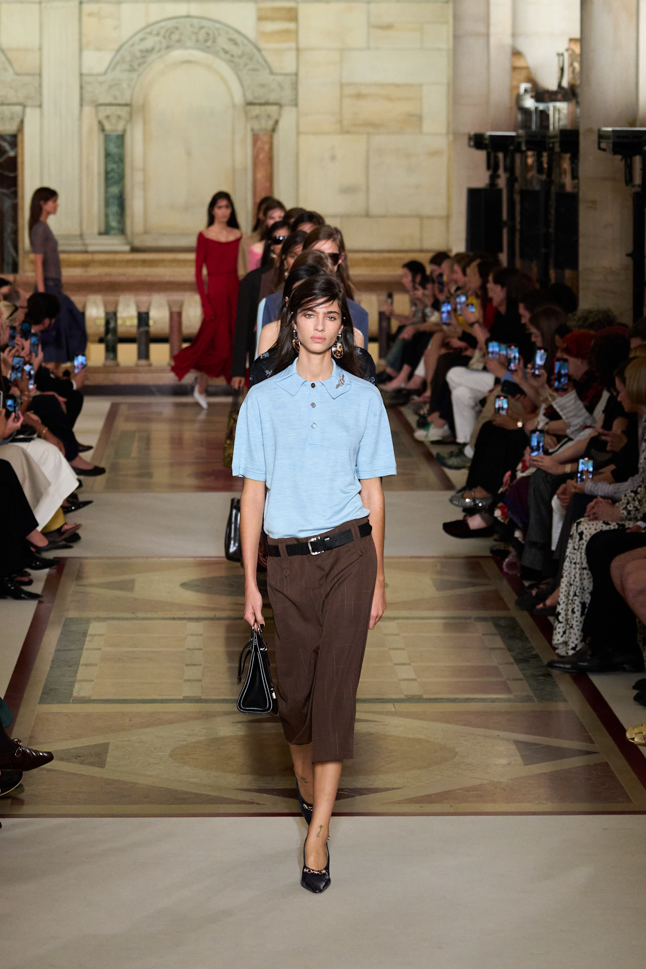 من عرض أزياء علامة Tory Burch لربيع وصيف 2026