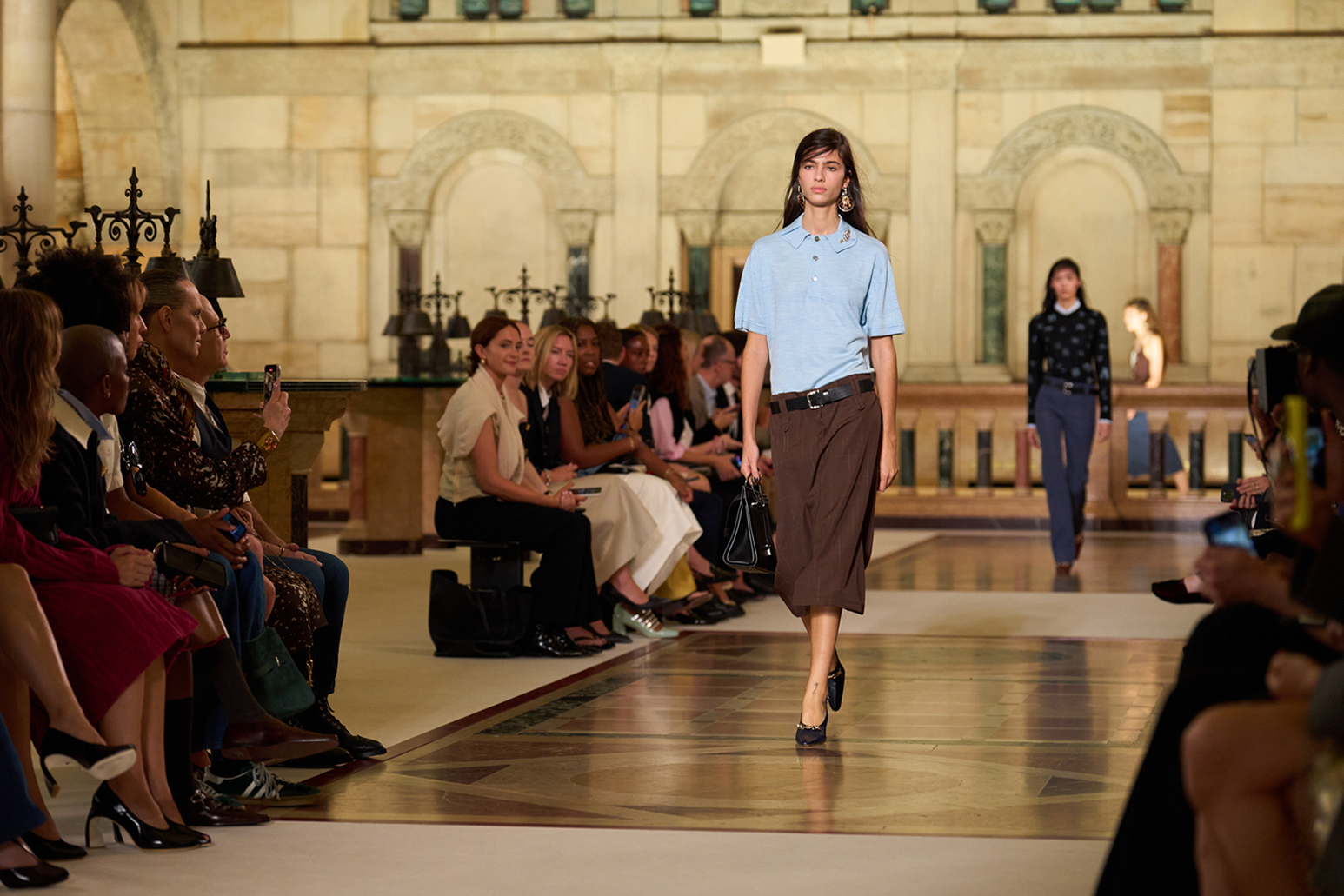 من مجموعة "توري بورش" Tory Burch لربيع وصيف 2026 للملابس الجاهزة