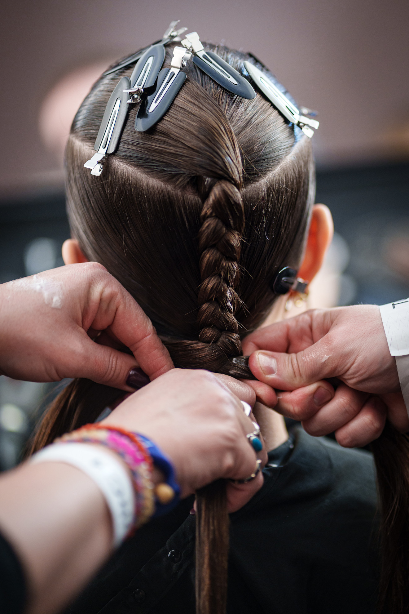 تسريحة شعر الضفائر مع ذيل الحصان