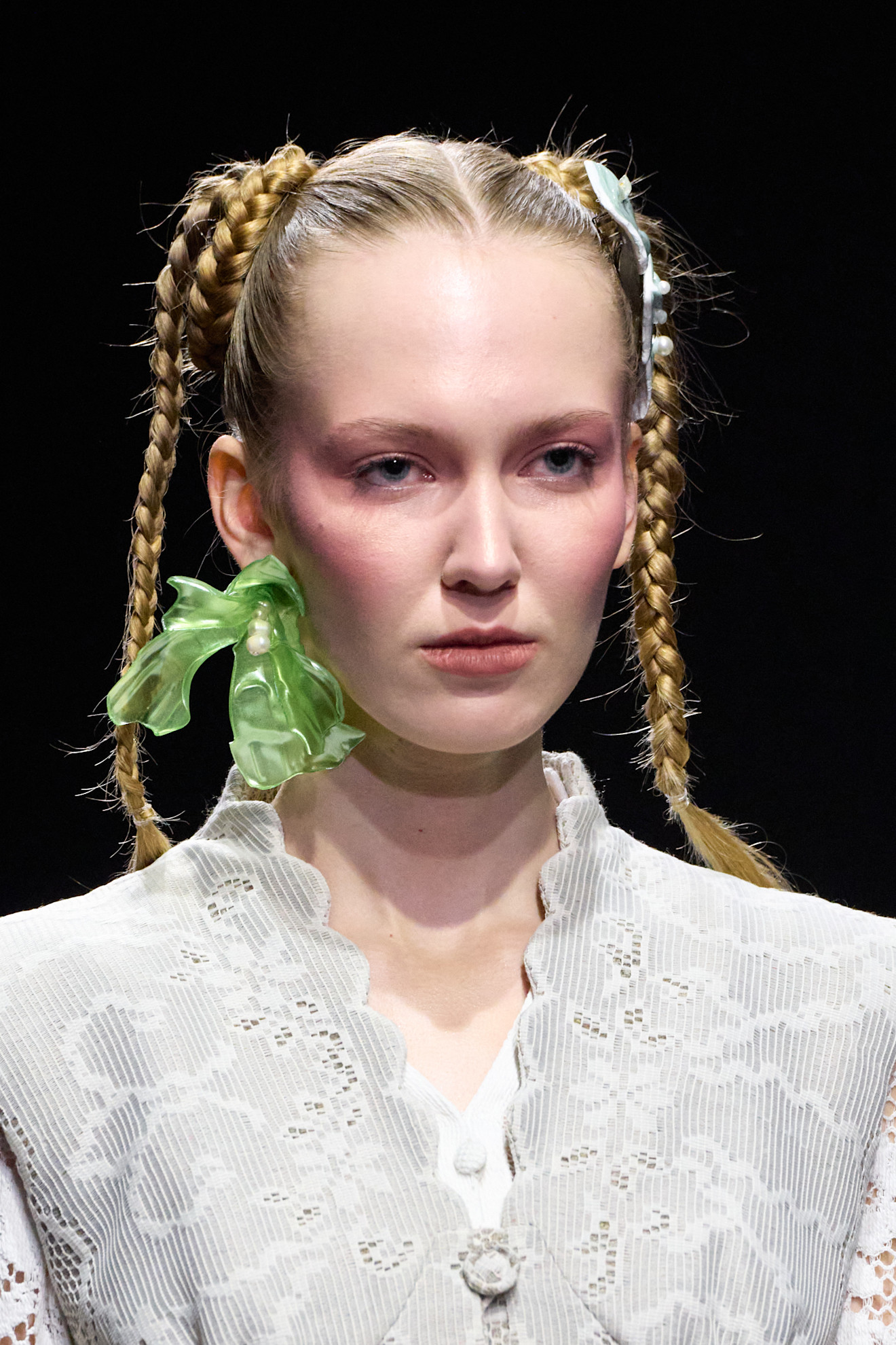 تسريحة الشعر المرفوع مع الضفائر المزدوجة