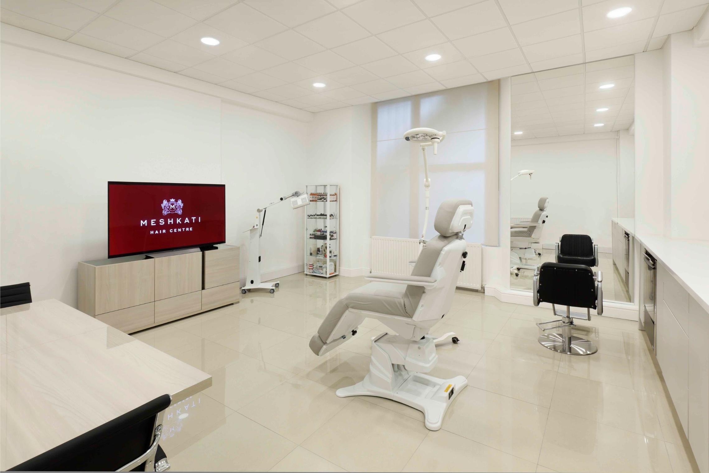 كيف تُجرى عملية زراعة الشعر بتقنية FUE في مؤسسة Meshkati