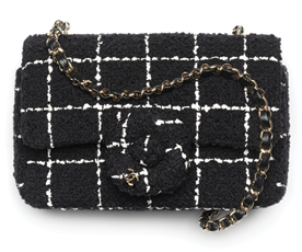 حقيبة من "شانيل" CHANEL