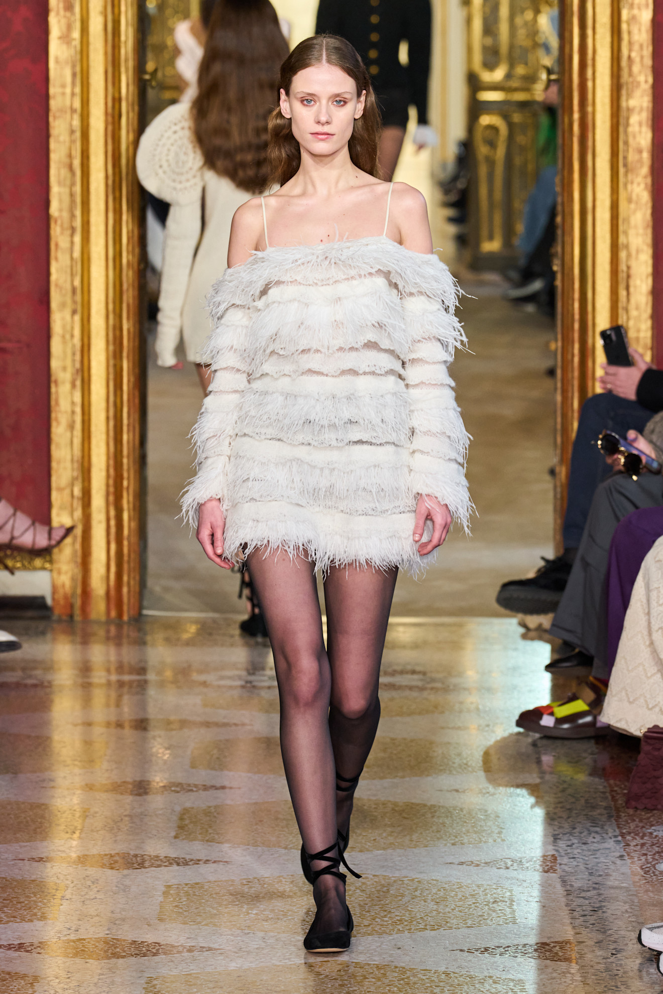 Twinset فستان شراشيب قصير باللون الأبيض من