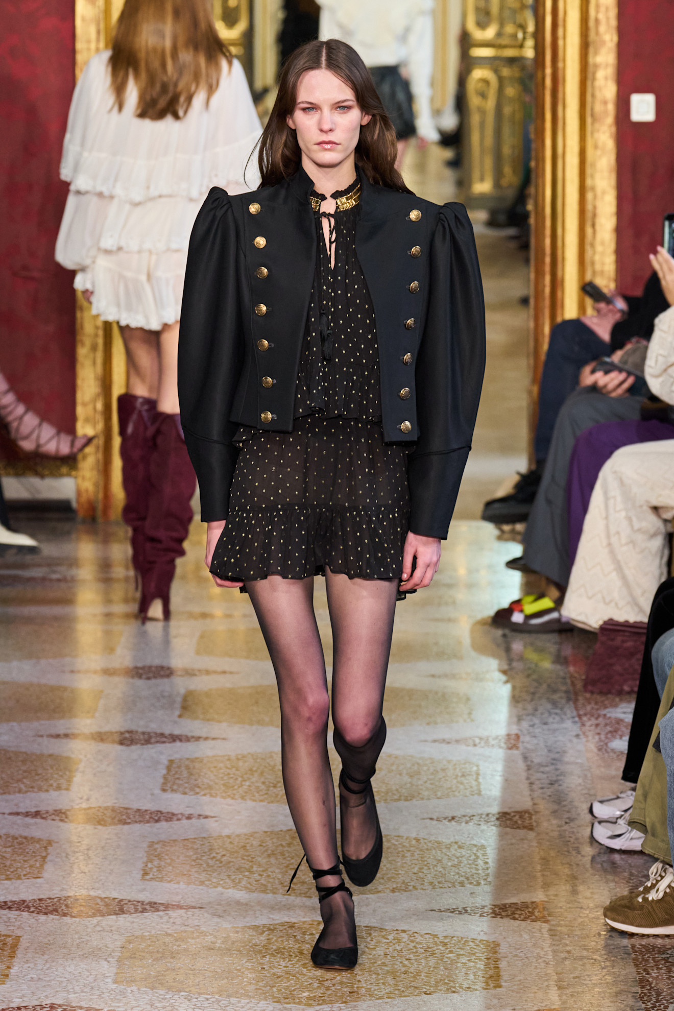 الجوارب العالية صيحة شتاء 2025