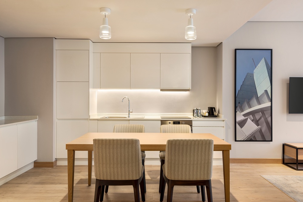 استمتع بالراحة العصرية وكرم الضيافة الرفيع في فندق وريزيدنس راديسون الرياض العليا