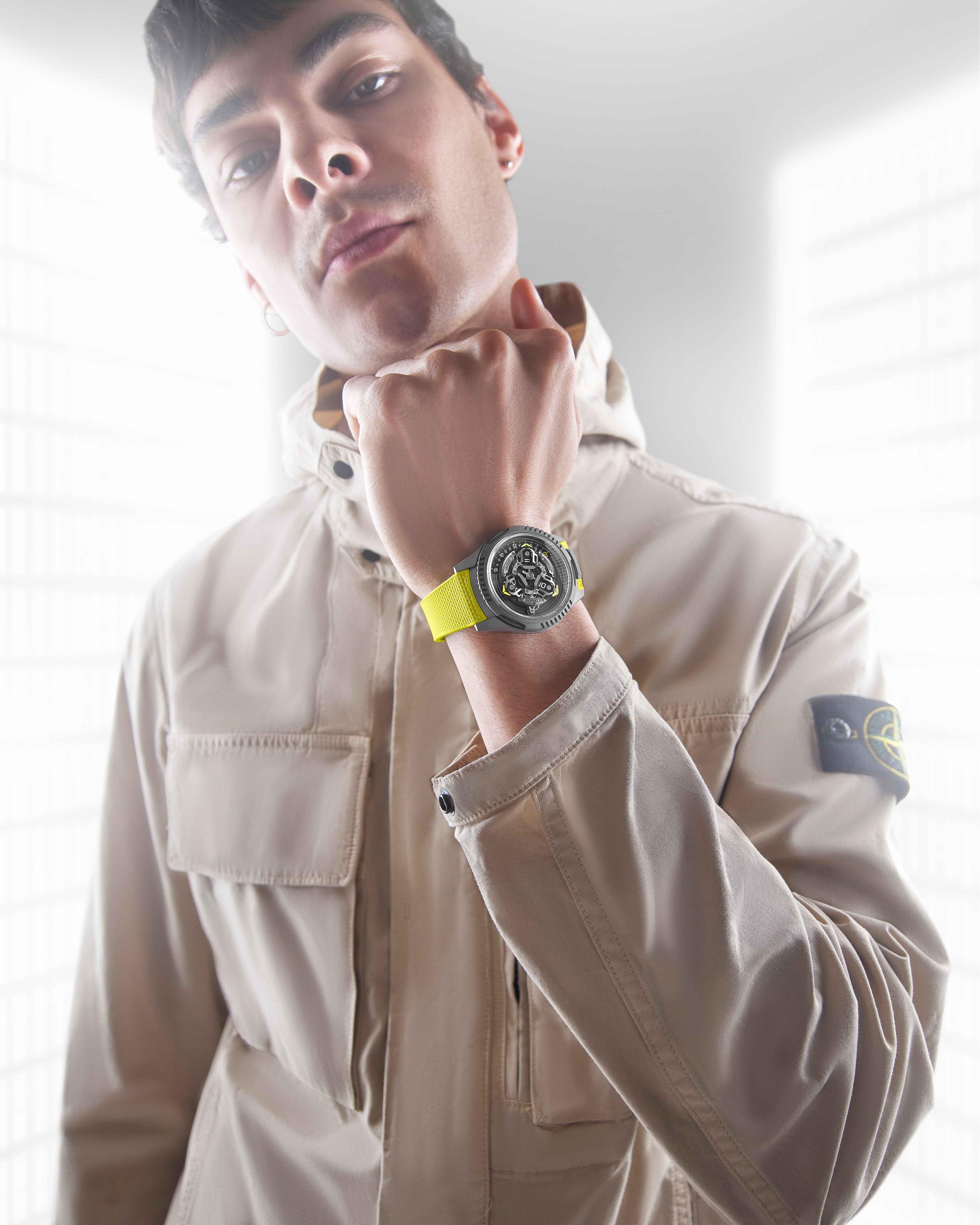 UR-FREAK   ذراع نشطة تنزلق بجانب مقياس الدقائق لتعرض الوقت