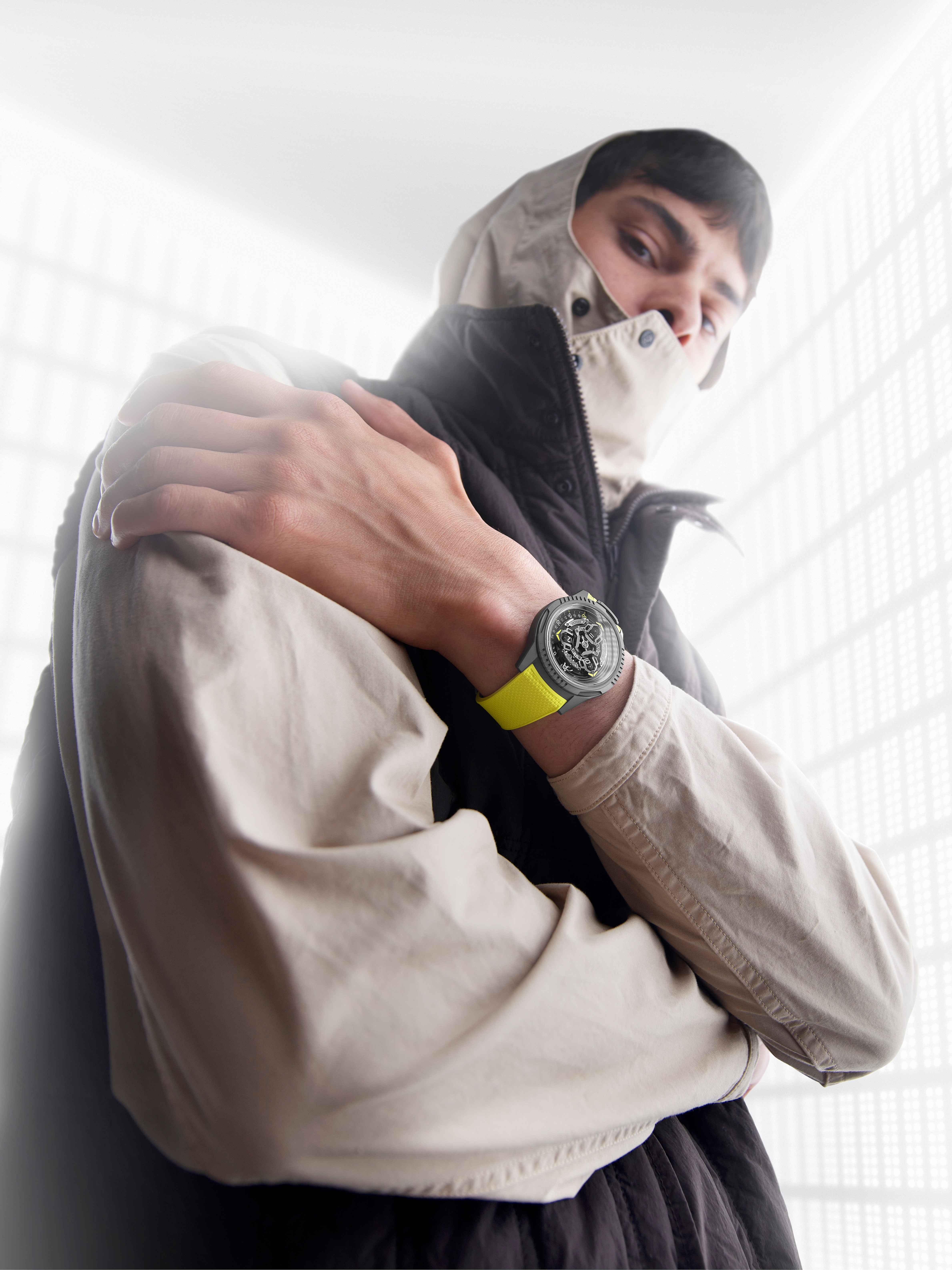 UR-FREAK  حركة داخلية تدور بكاملها مرة كل ثلاث ساعات