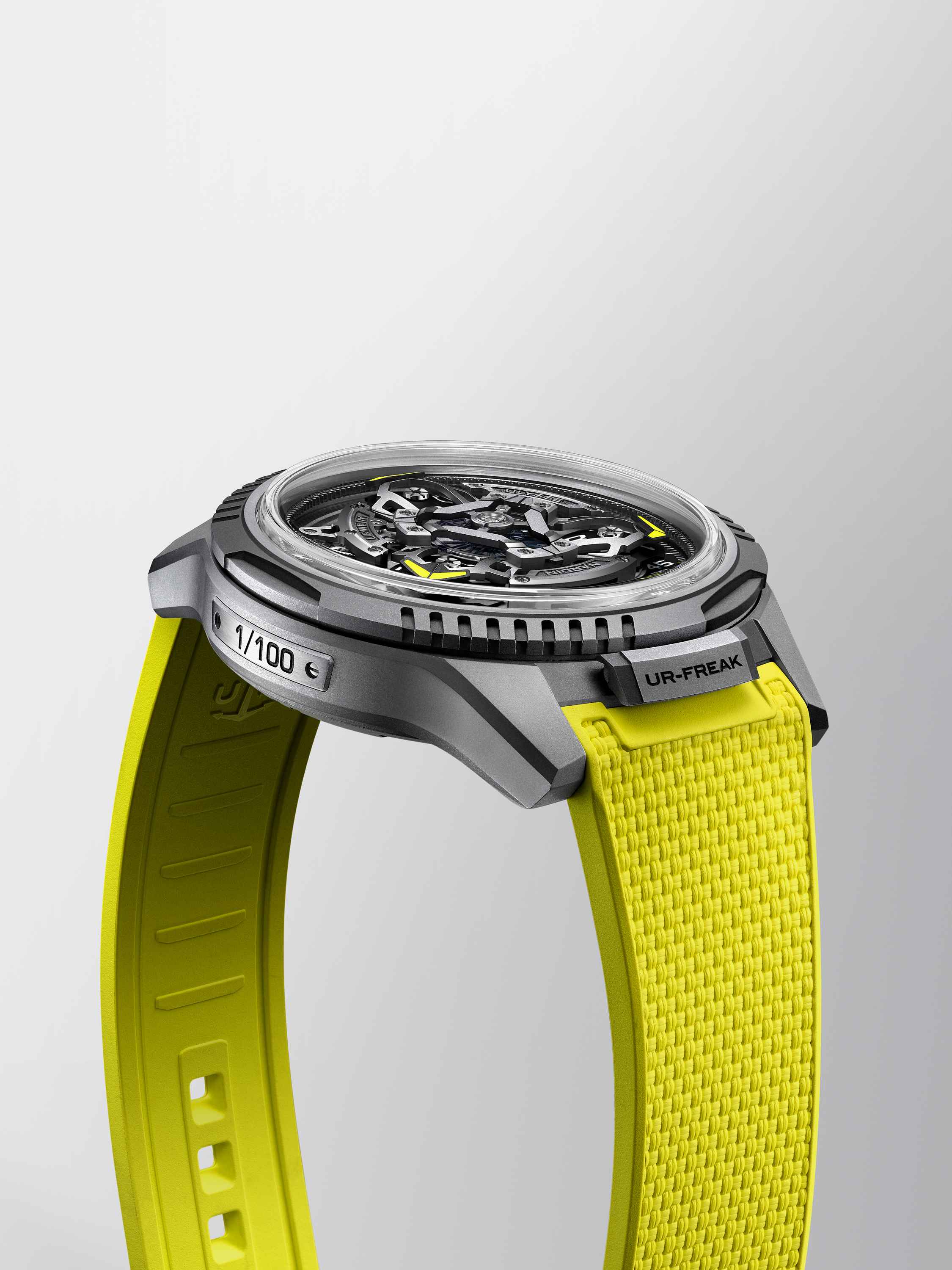 UR-FREAK نظام قمر طوّاف يعرض ساعة واحدة ويقفز من مؤشر إلى آخر