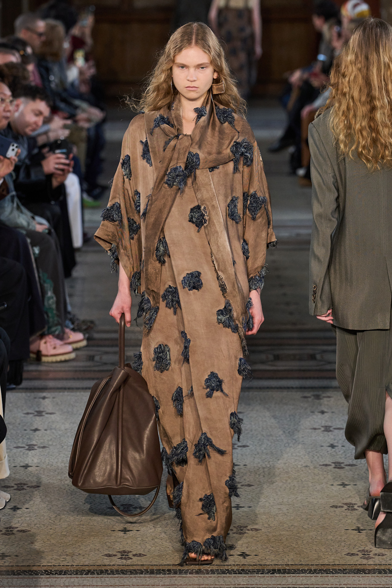 Uma Wang فساتين بطابع شرقي بسيط من