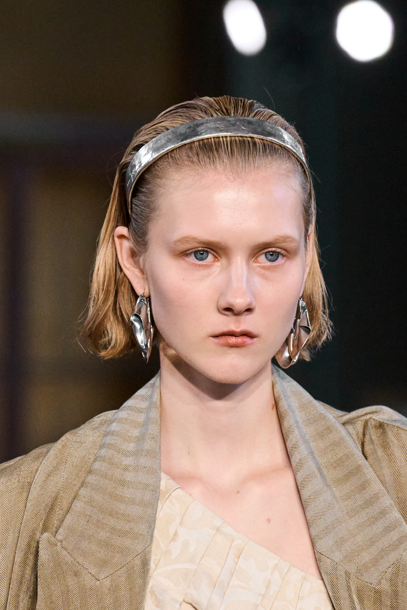 اكسسوارات الباند الرفيع والفضي مع تسريحة الكاريه