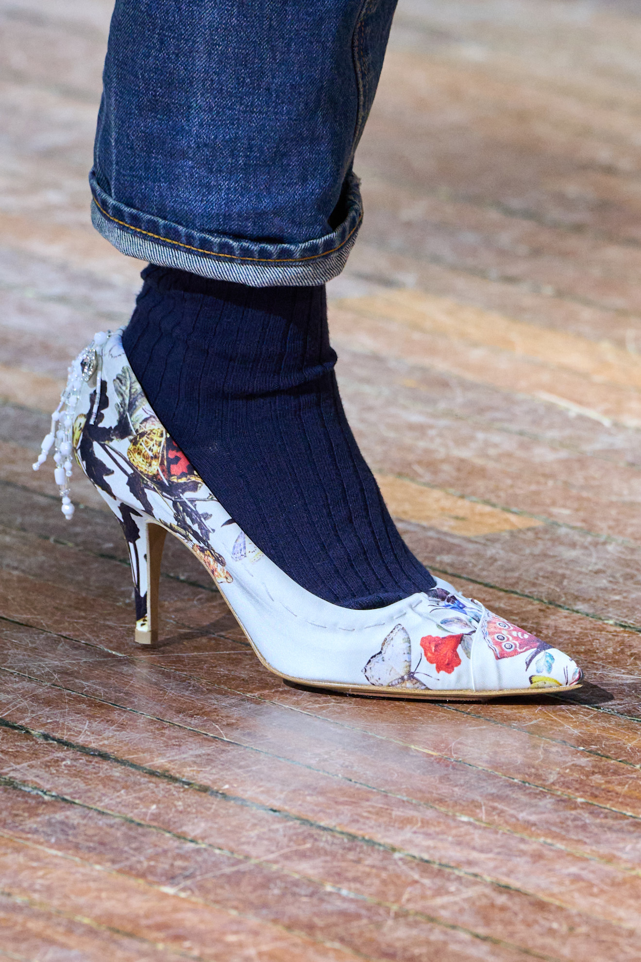 Undercover ارتداء الجوارب مع الكعب والجينز من