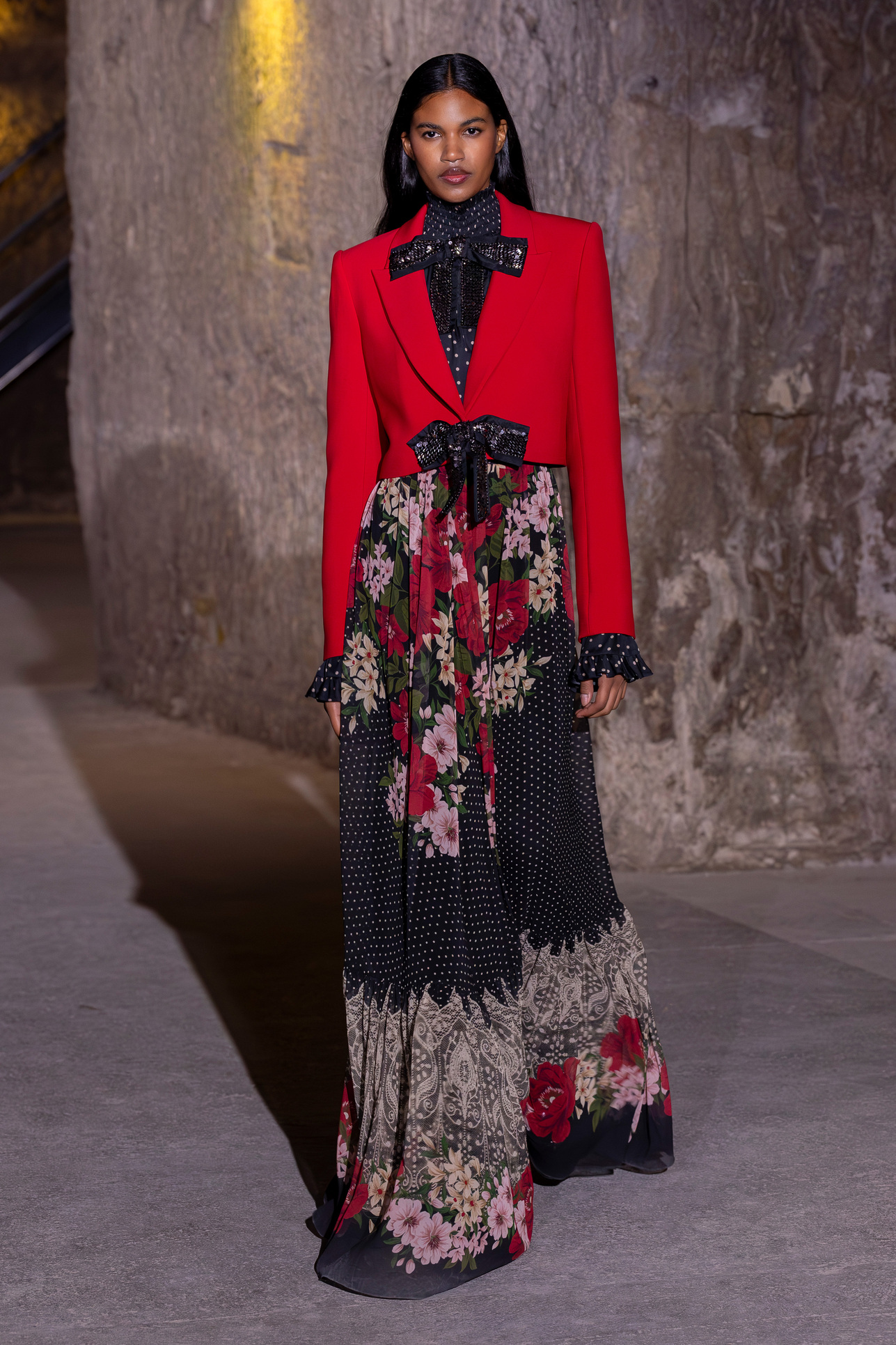 موضة الفساتين الطويلة المتموجة