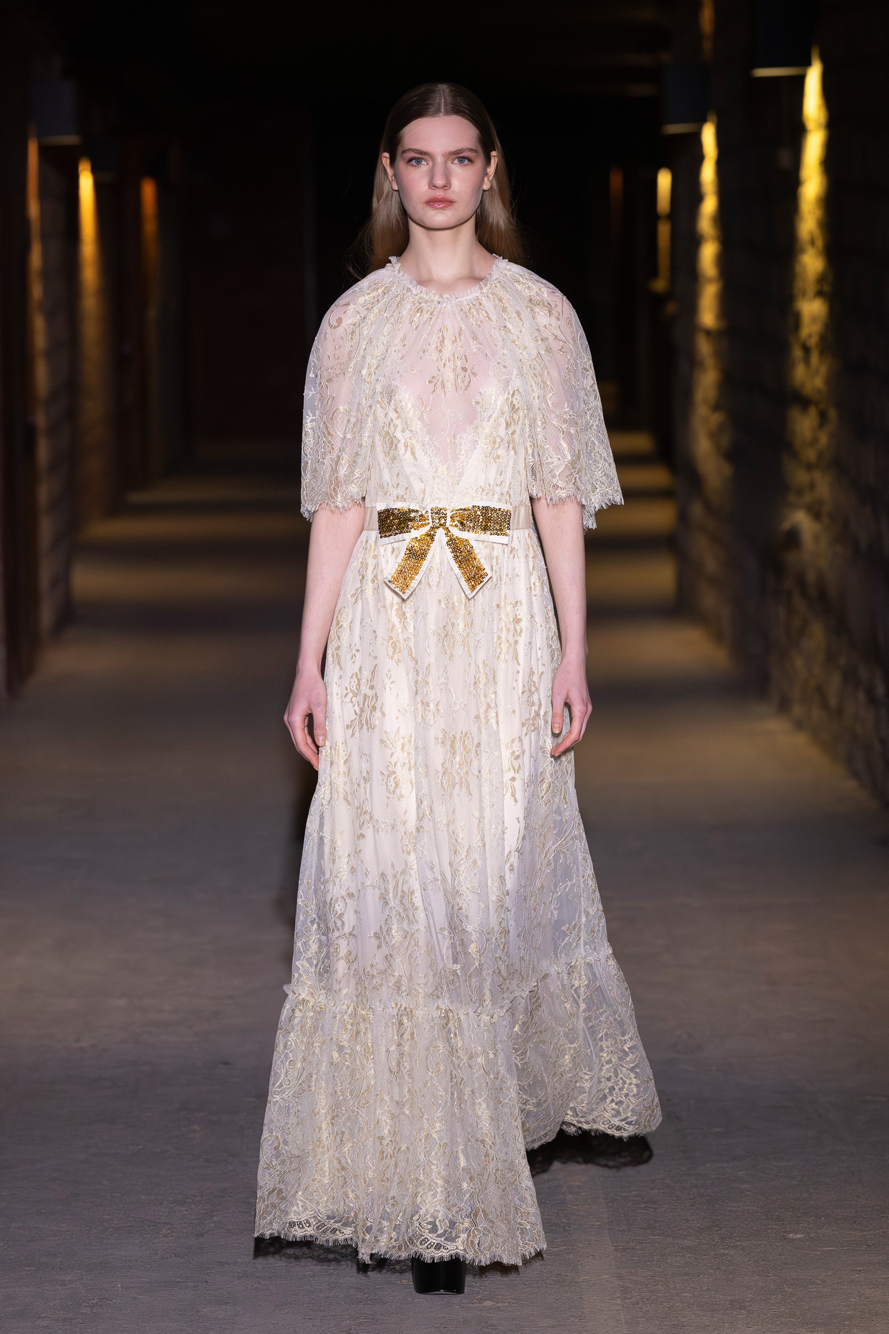 موضة الدانتيل الملفتة باللون الابيض