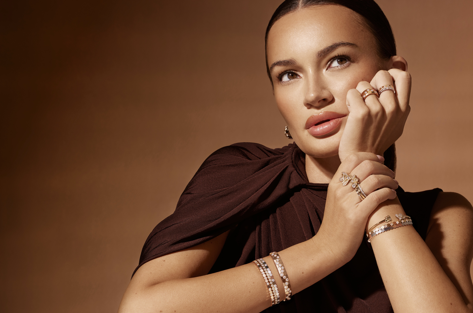 أساور وخواتم وأقراط "بي دو شوميه" BEE DE CHAUMET من الذهب الأصفر والأبيض والوردي المرصّع بالألماس جميعها من "شوميه" CHAUMET