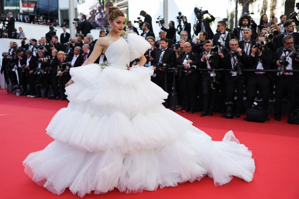اطلالة Urvashi Rautela بفستان أبيض فاخر