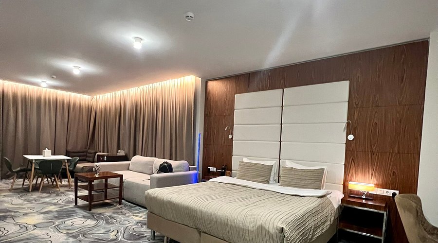 V Hotel&Rooftop lounge