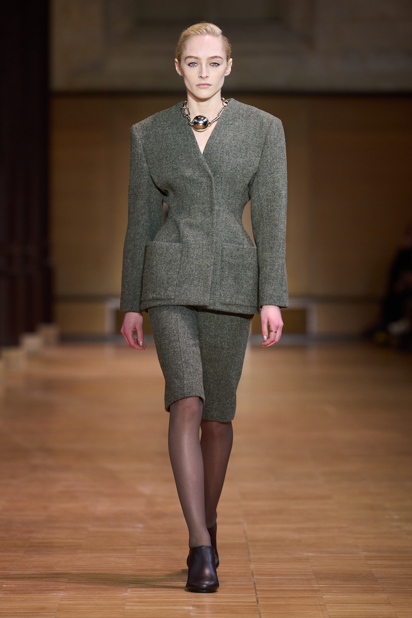 موضة البرمودا الضيقة مع البلايزر المحددة للخصر