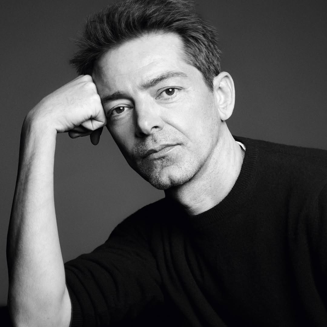 تعيين المصمم "بيتر مولييه" Pieter Mulier مديراً إبداعياً لدار "فيرساتشي"