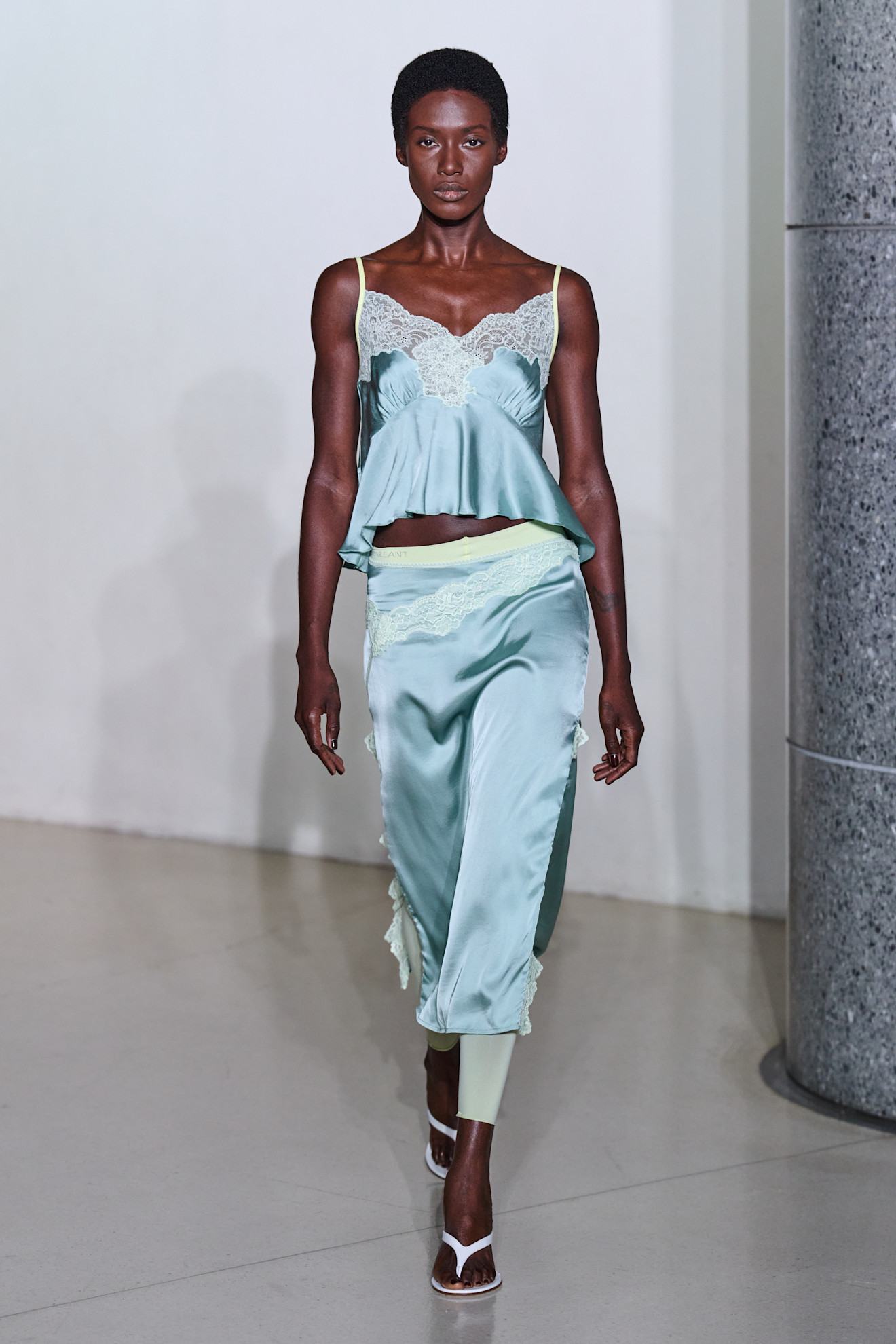 Vaillant طقم ساتان مع دانتيل من