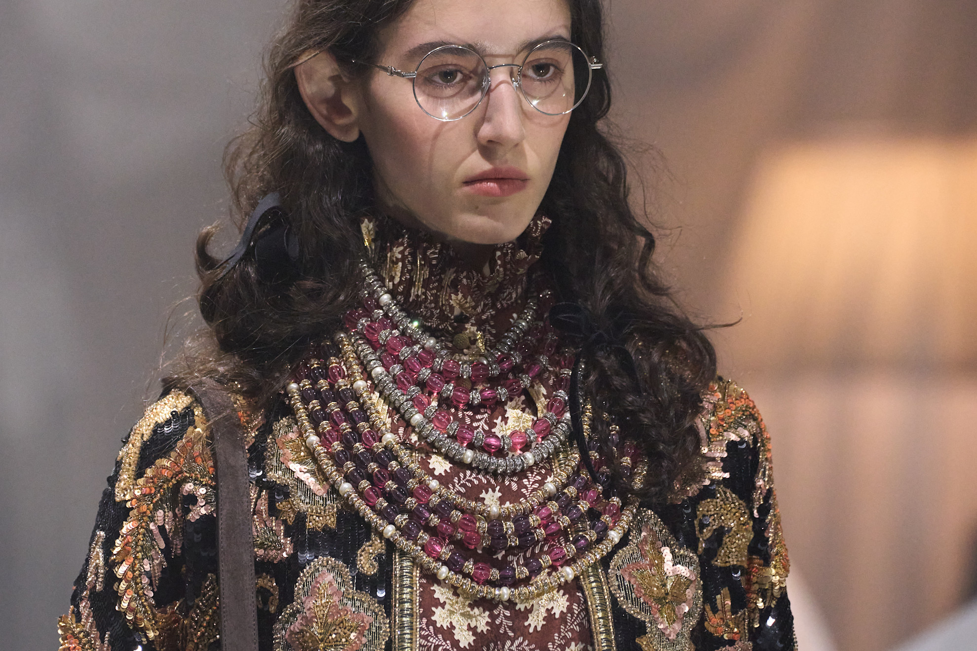 Valentino صيحة النظارات الشمسية الدائرية من