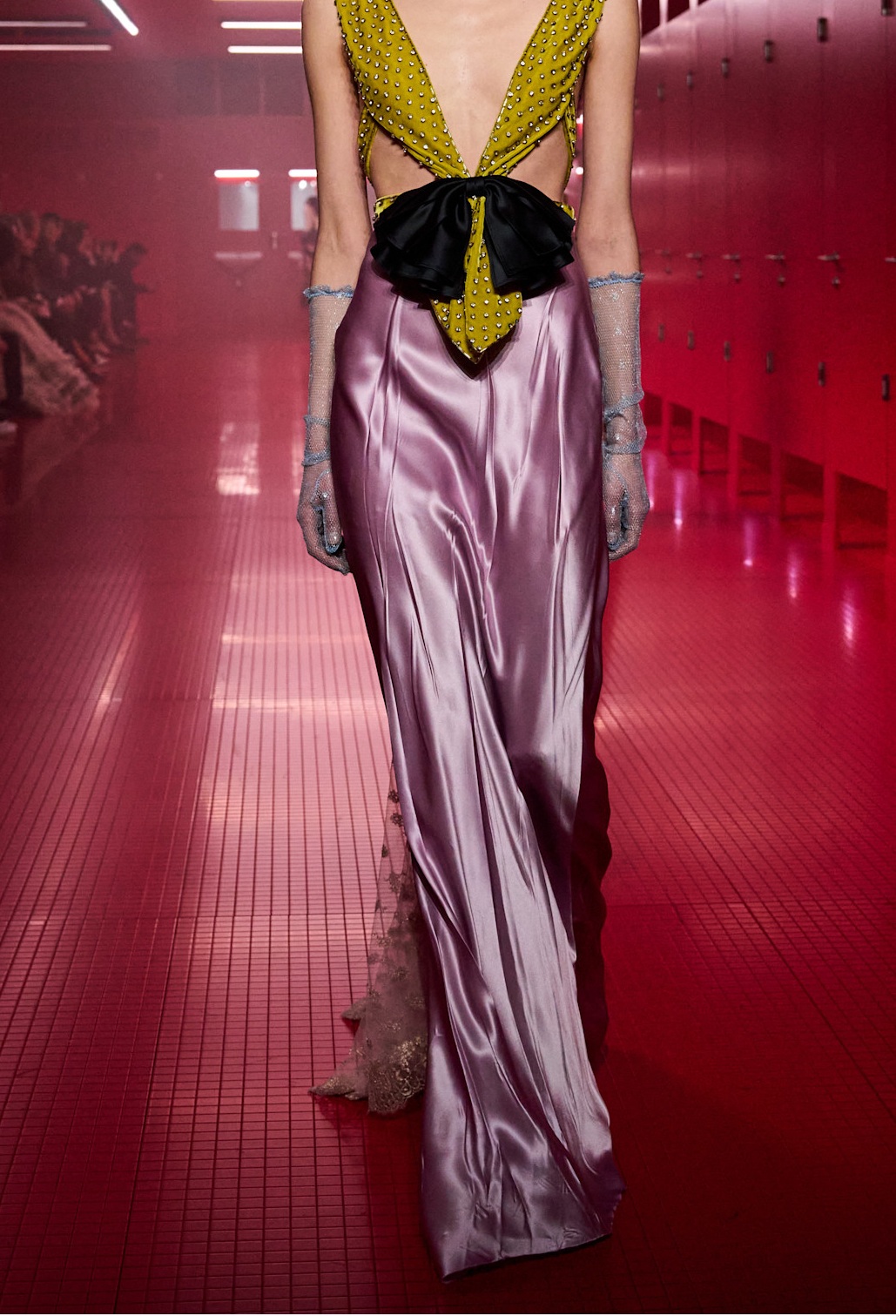 قفازات الدانتيل الرفيق المثالي لفساتين الساتان بأسلوب Valentino