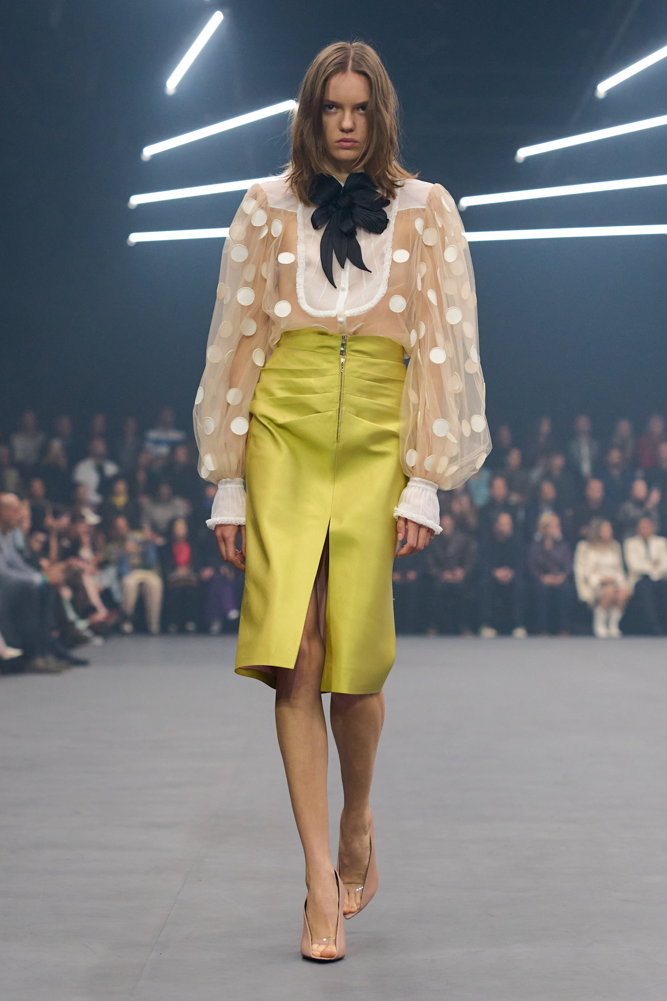 قميص منقط باللون الأبيض من فالنتينو