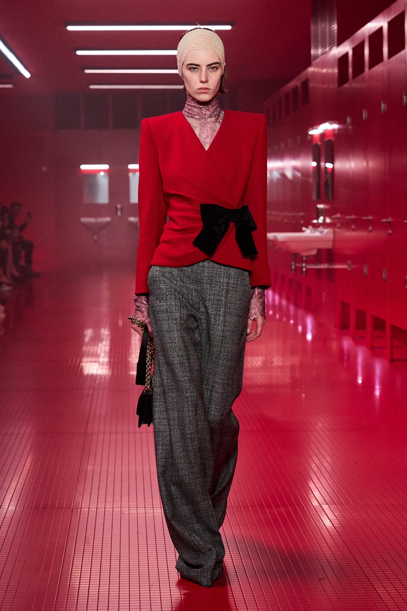 بلايزز بدون ياقة مزينة بفيونكة انيقة من Valentino