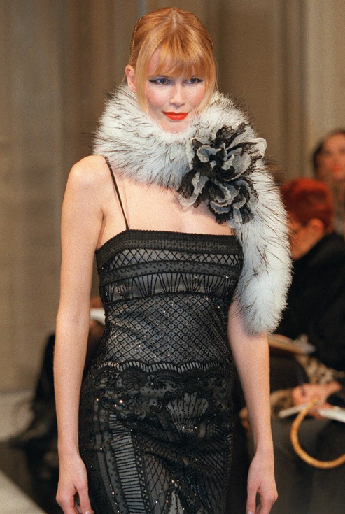"كلوديا" Claudia Schiffer  في عرض أزياء "فالنتينو" VALENTINO 1998
