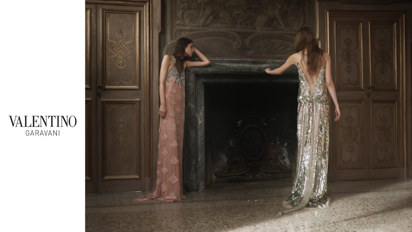 VALENTINO  تطلق حملة اليراعات.. فراشات النار FIREFLIES