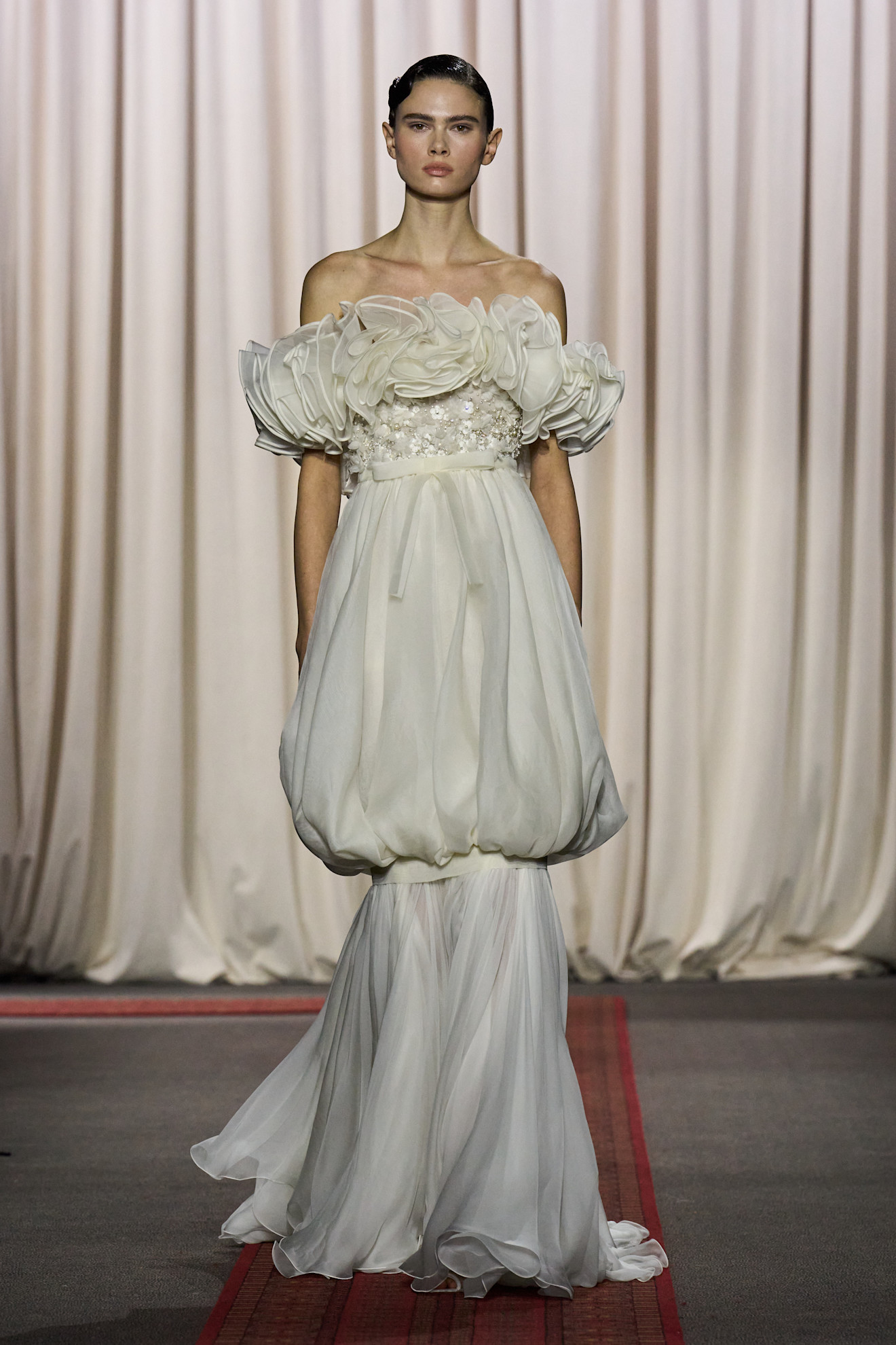 من مجموعة Giambattista Valli ربيع و صيف 2025 للأزياء الراقية