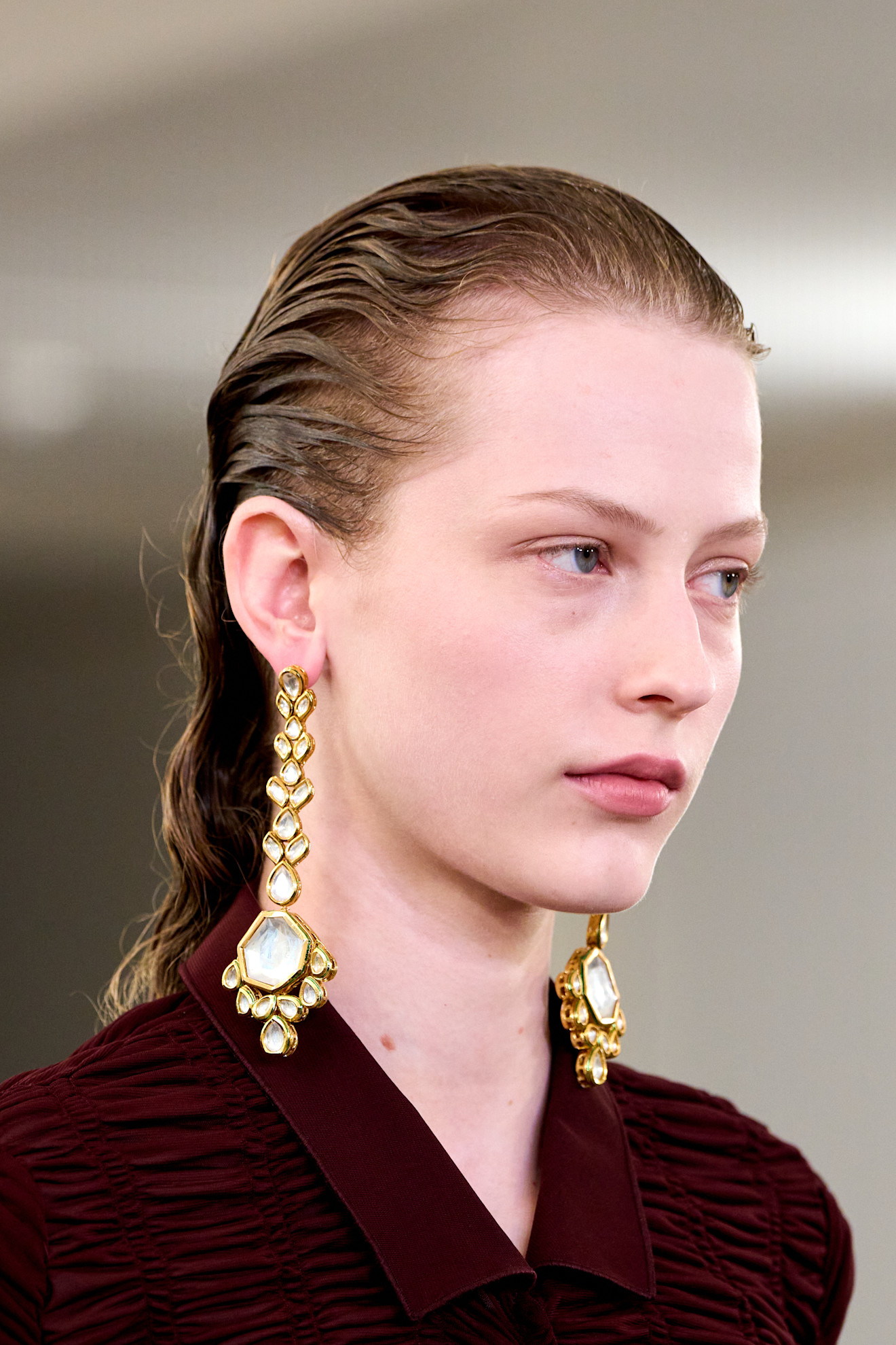 تسريحات شعر مبللة ومسحوبة الى الخلف