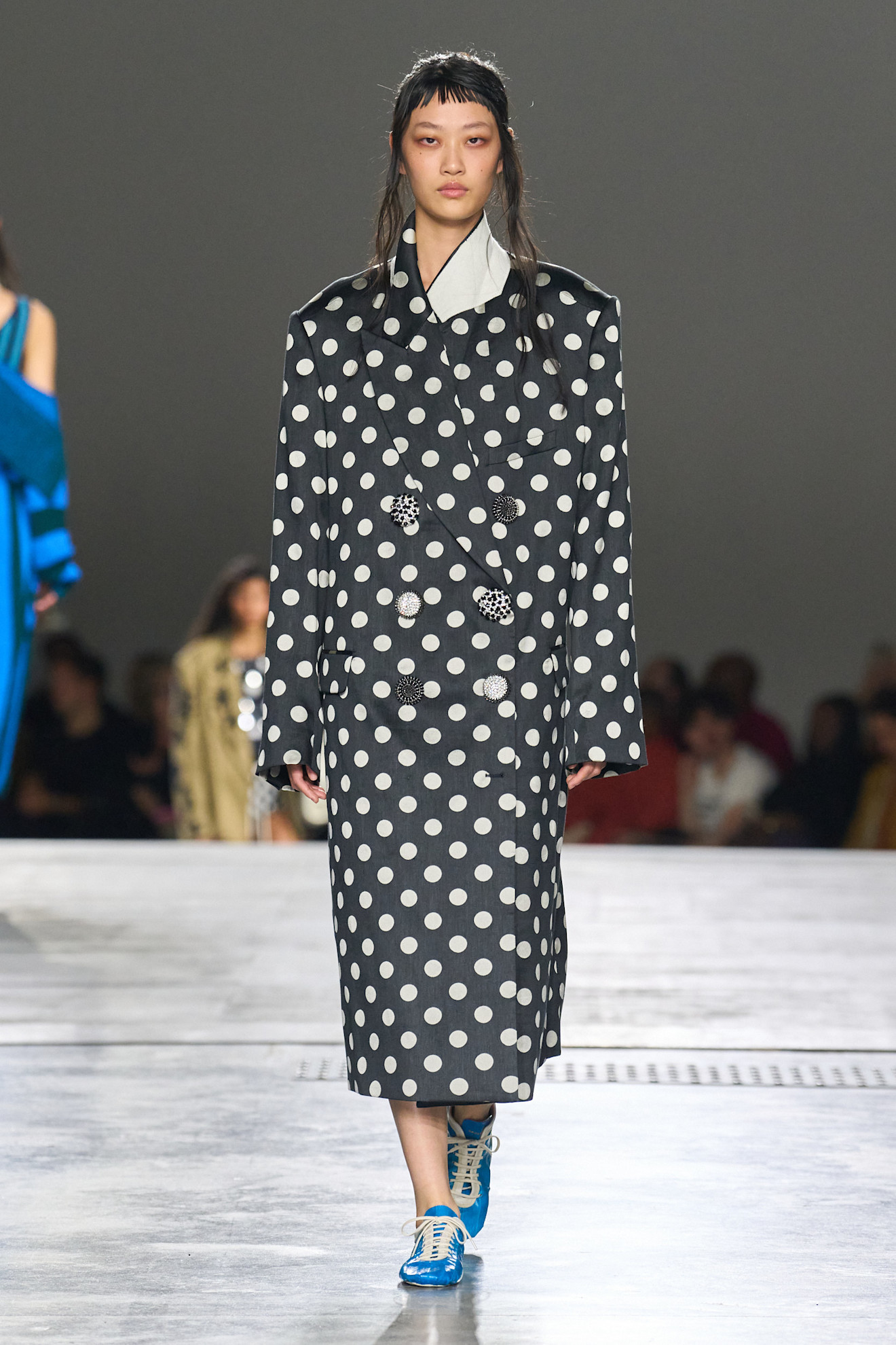 Van Noten الأبيض والأسود من نقشات صيف 2026