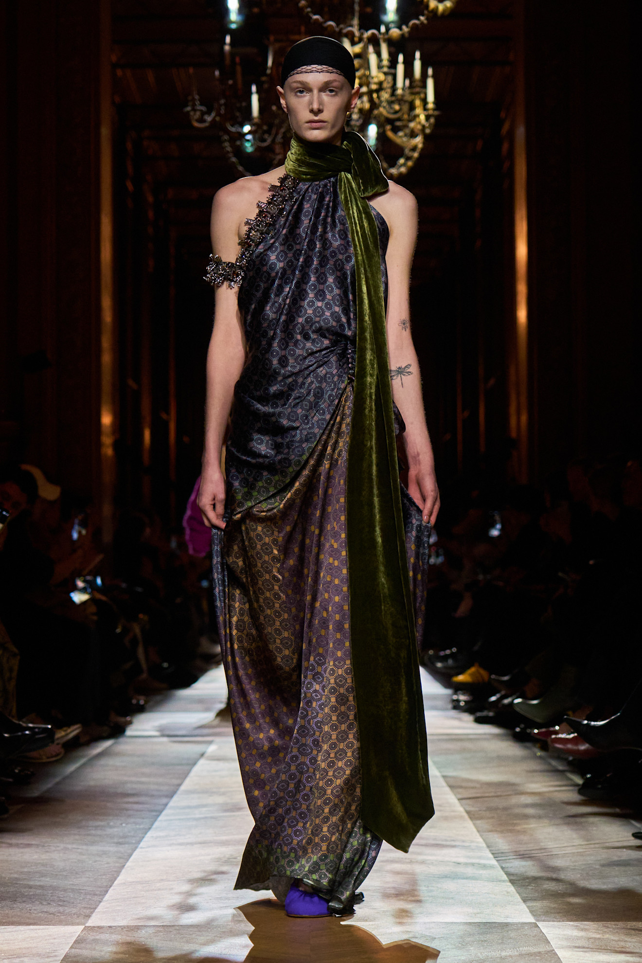 من مجموعة الأزياء الجاهزة Dries Van Noten لخريف وشتاء 2025